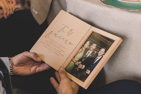 Marc de fotos personalitzat per a regalar al padr&iacute; o testimonis el dia del casament